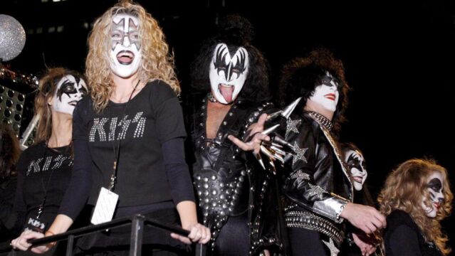 Los miembros de Kiss Gene Simmons (3 izqda.) y Paul Stanley (2 dcha.)