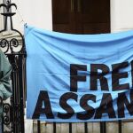 Un seguidor del fundador de WikiLeaks, Julian Assange, permanece a la entrada de la embajada de Ecuador en Londres, Reino Unido.