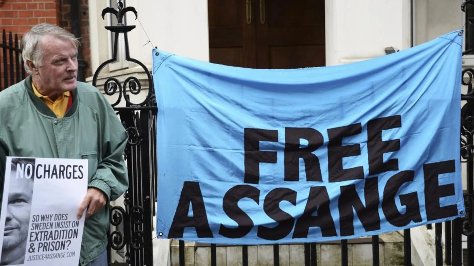 Un seguidor del fundador de WikiLeaks, Julian Assange, permanece a la entrada de la embajada de Ecuador en Londres, Reino Unido.