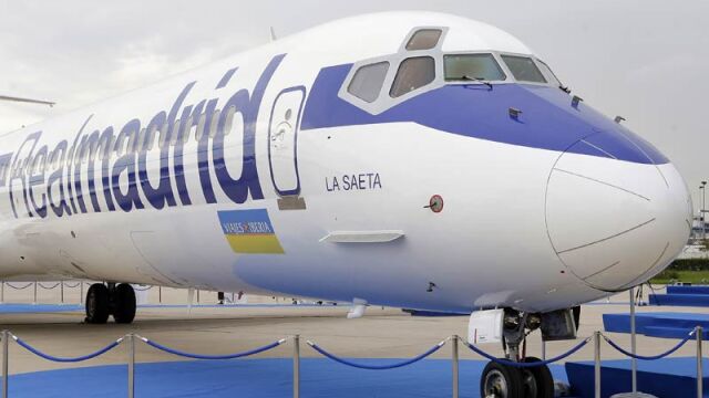 Real Madrid players Iker Casillas (L-R), Michel Salgado and Jose Maria Gutierrez "Guti"walk in front of Real Madrid's new team plane, an MD-83 named "La Saeta"after Real Madrid's Alfredo Di Stefano, during the plane's official presentation in Madrid October 1, 2007. REUTERS/Sergio Perez (SPAIN)