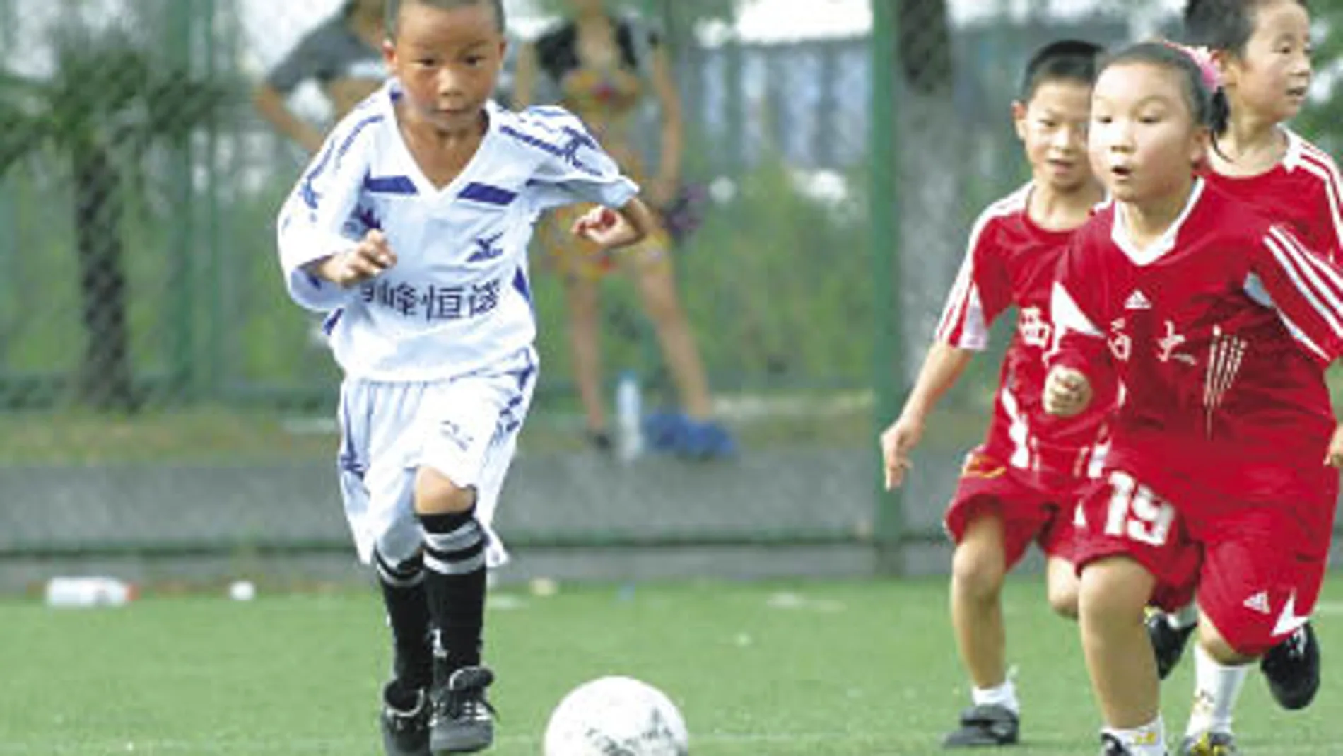 El fútbol será asignatura obligatoria para los niños chinos