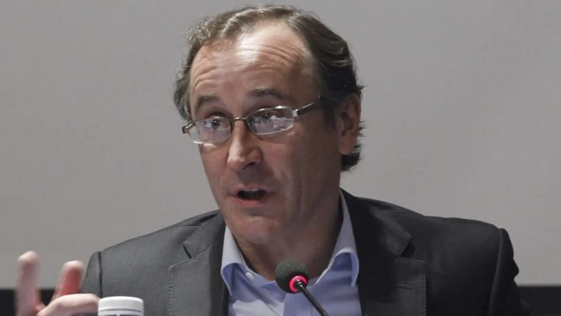 El portavoz del PP en el Congreso, Alfonso Alonso, imparte la ponencia "Acercar el Parlamento a los ciudadanos", en el curso "Repensar la política para generar confianza", en los cursos de verano de El Escorial