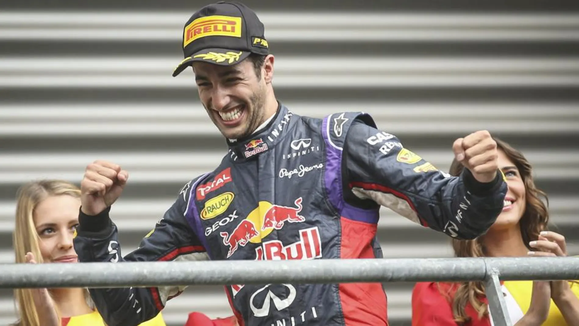 El piloto australiano Daniel Ricciardo celebra en el podio, que completaon Rosberg y Bottas