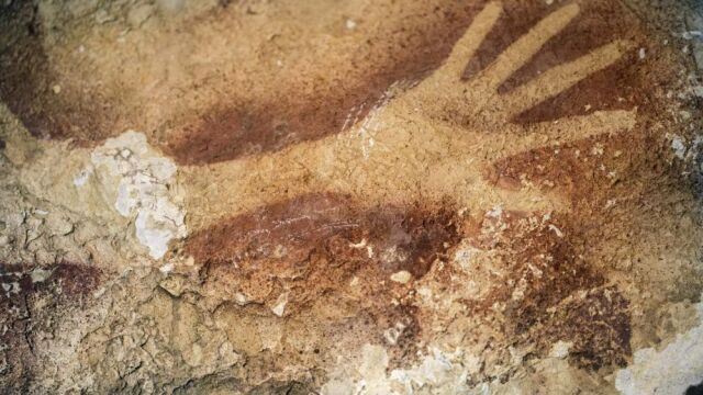 Fotografía facilitada por Nature de las pinturas prehistóricas de 39.000 años de antigüedad descubiertas en la isla de Célebes (Indonesia)
