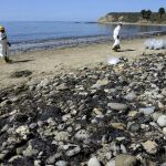 Labores de limpieza en Refugio State Beach