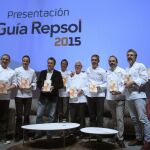 Chefs galardonados con uno, dos o tres soles de la Guía Repsol 2015, posan durante la presentación hoy en Madrid de la mencionada guía