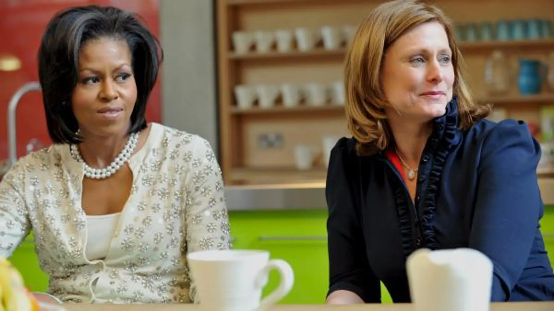 La primera dama estadounidense, Michelle Obama (i), y Sarah Brown, esposa del primer ministro británico, Gordon Brown