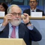 Los eurodiputados vuelven a dar luz verde a la declaración de intereses de Cañete