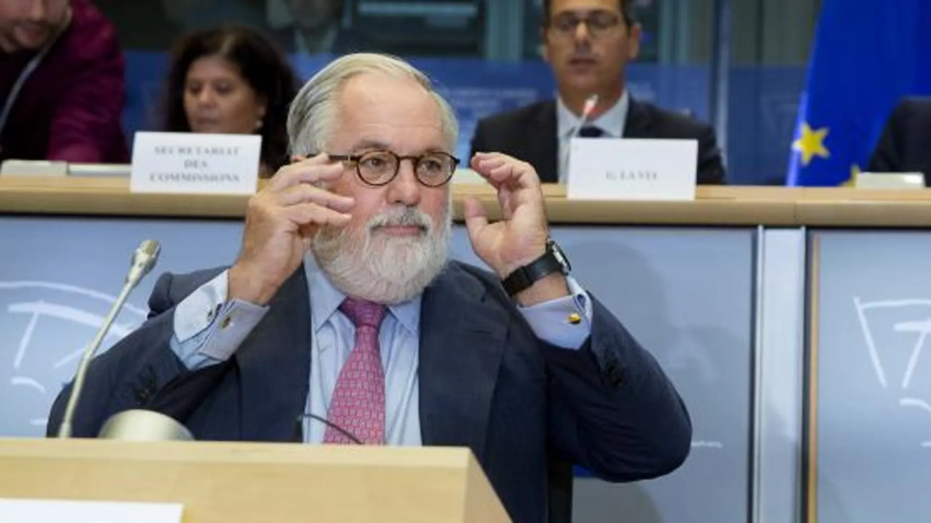Los eurodiputados vuelven a dar luz verde a la declaración de intereses de Cañete
