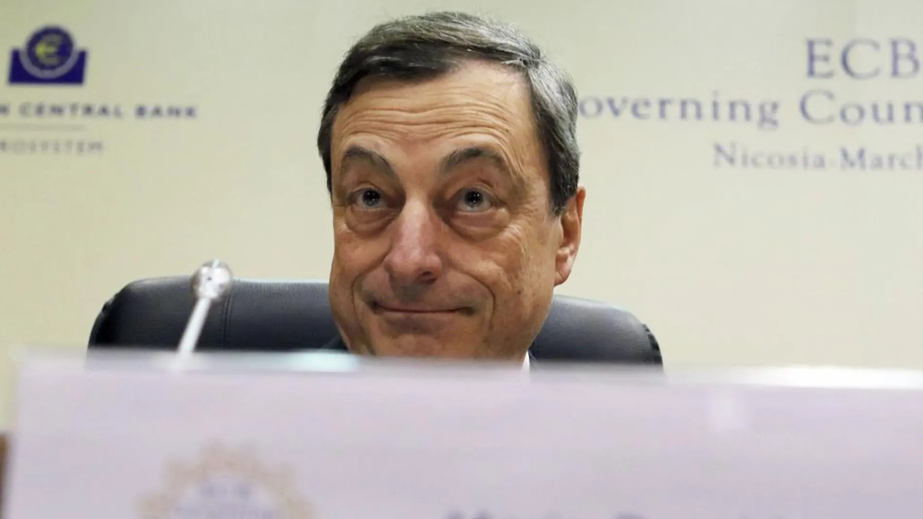 Mario Draghi ofrece una rueda de prensa tras una reunión del BCE en Nicosia, Chipre.