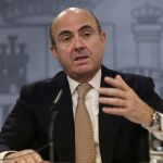 El ministro de Economía, Luis de Guindos, durante la rueda de prensa posterior a la reunión del Consejo de Ministros