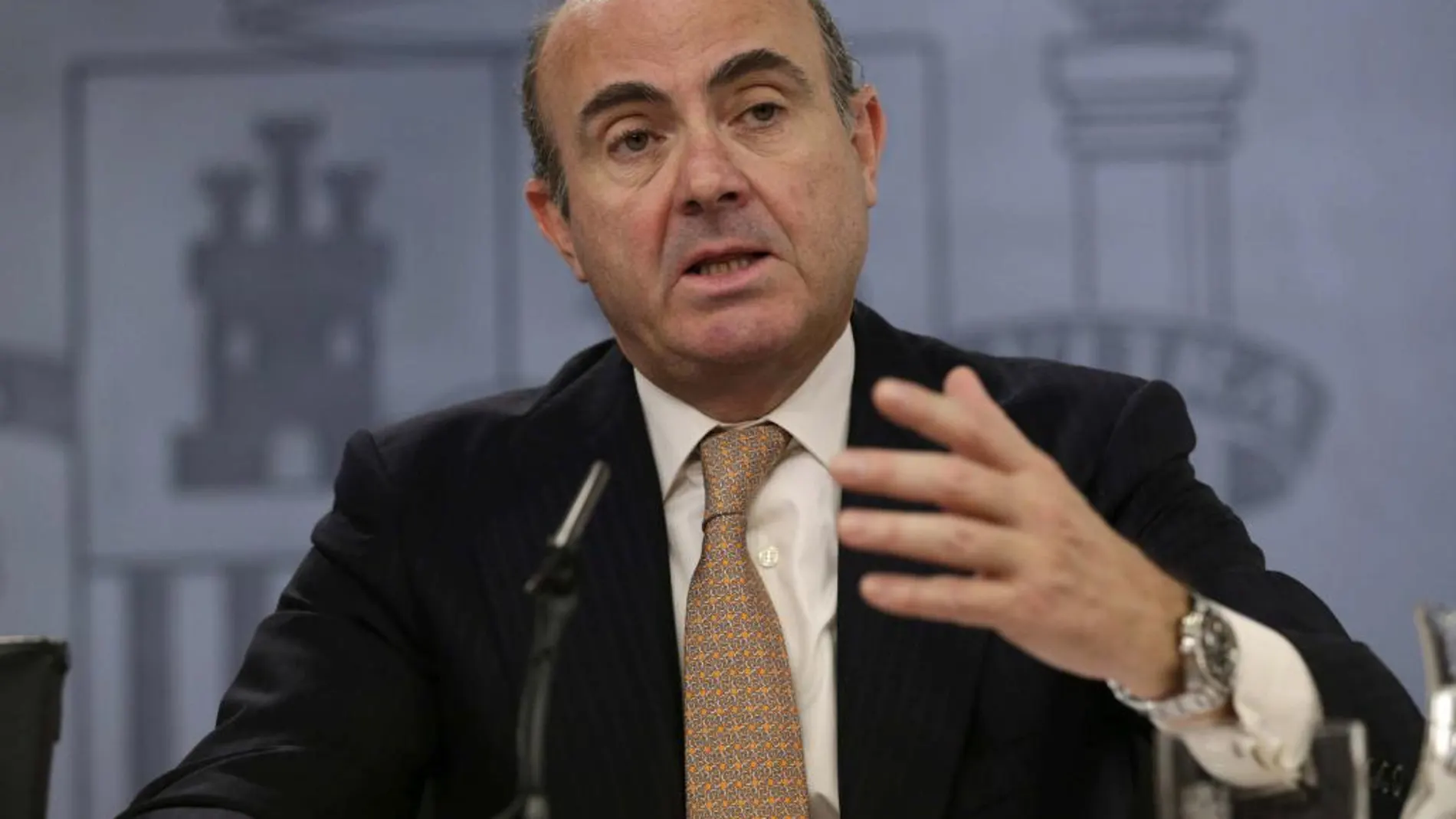 El ministro de Economía, Luis de Guindos, durante la rueda de prensa posterior a la reunión del Consejo de Ministros