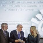El ministro del Interior, Jorge Fernández Díaz (c), que recibió hoy el informe de la Comisión de Expertos sobre el nuevo Centro para la Memoria de las Víctimas del Terrorismo, conversa con la presidenta de la Fundación Víctimas del Terrorismo (FTV), Marimar Blanco y el presidente de la Comisión, Florencio Domínguez.