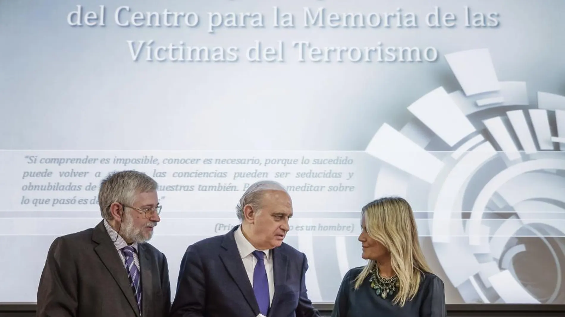 El ministro del Interior, Jorge Fernández Díaz (c), que recibió hoy el informe de la Comisión de Expertos sobre el nuevo Centro para la Memoria de las Víctimas del Terrorismo, conversa con la presidenta de la Fundación Víctimas del Terrorismo (FTV), Marimar Blanco y el presidente de la Comisión, Florencio Domínguez.