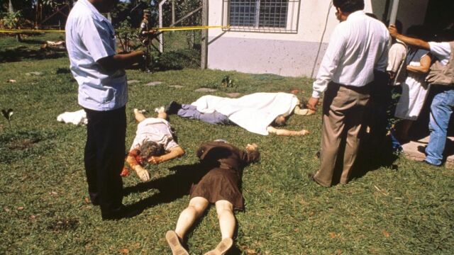 Fotografía del 16/11/1989, de los cuerpos de varios de los seis sacerdotes asesinados y de dos mujeres en el exterior de la residencia de los jesuitas, en San Salvador.