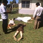 Fotografía del 16/11/1989, de los cuerpos de varios de los seis sacerdotes asesinados y de dos mujeres en el exterior de la residencia de los jesuitas, en San Salvador.