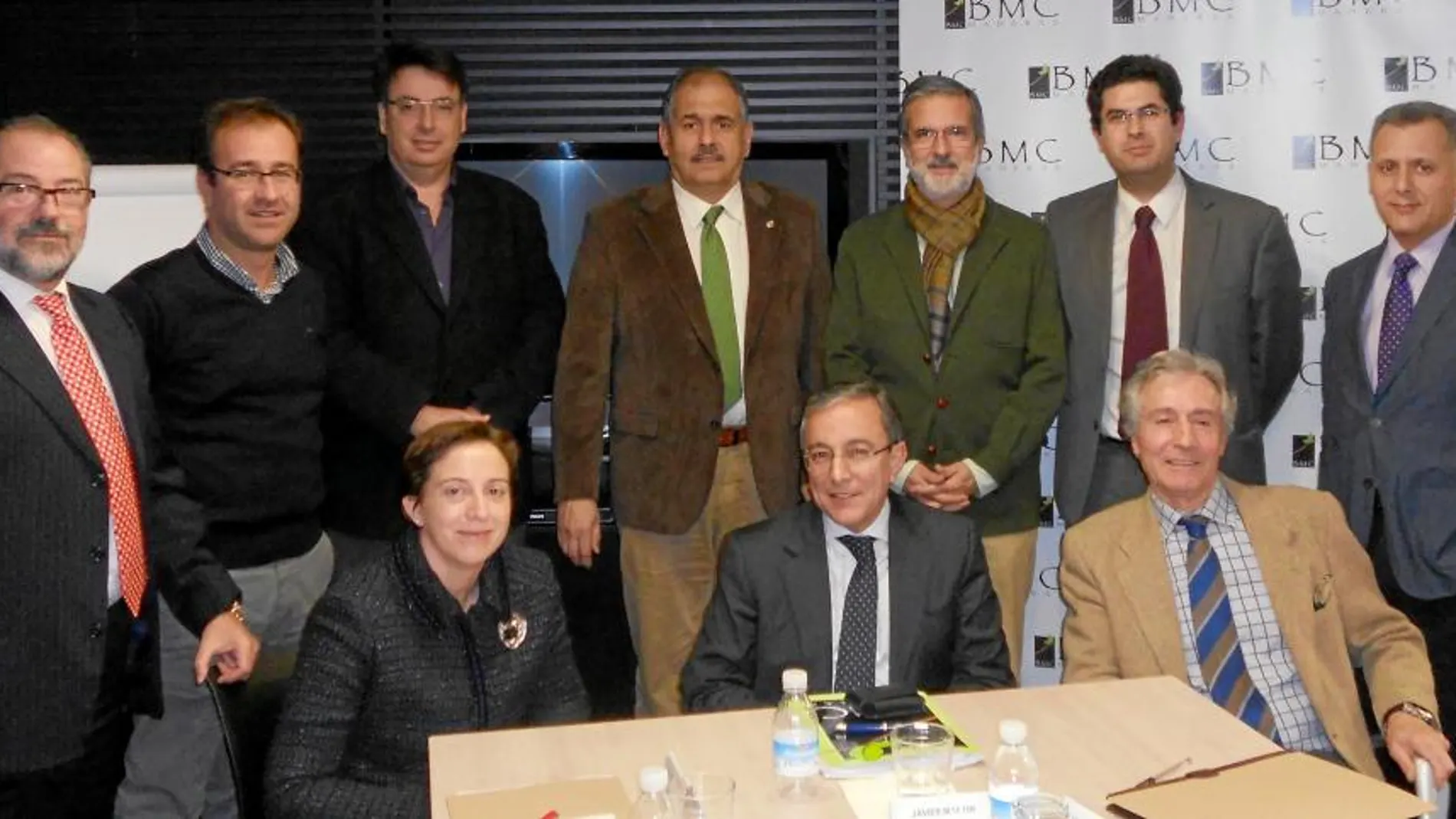 Foto de familia de los miembros que han constituido la Plataforma «Sumar Sumar». De pie, J. Verdugo Alonso, D. Villar Rodríguez, José Manuel Fonseca, M. Betegón, J. Vega, E. Estévez y G. Alarcía. Sentados, M. Gómez Arévalo, Javier Martín Fernández y L. de la Riva Peña