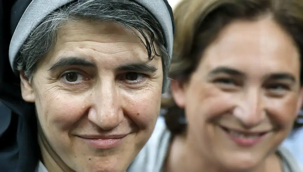 Teresa Forcades junto a Ada Colau durante la campaña electoral