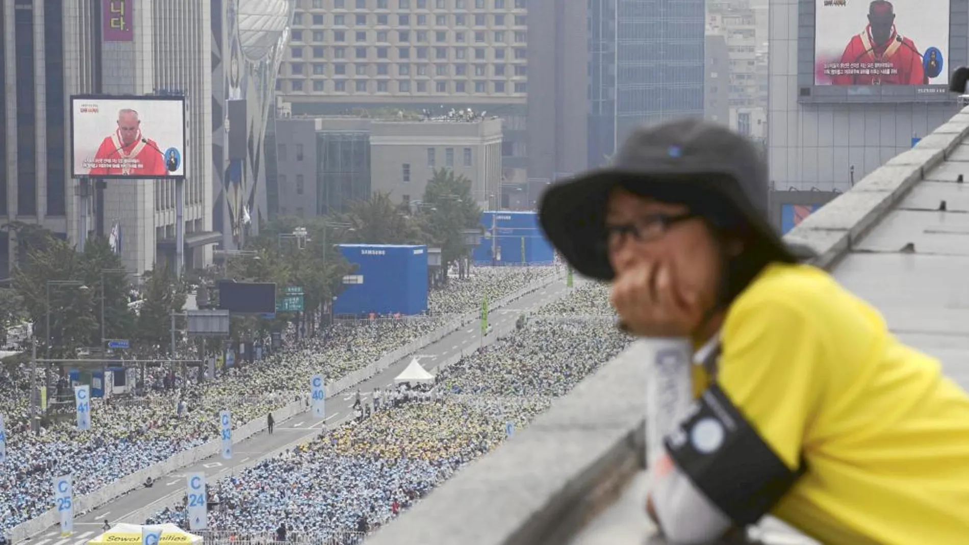Una joven coreana contempla la beatificación desde una azotea en Seúl