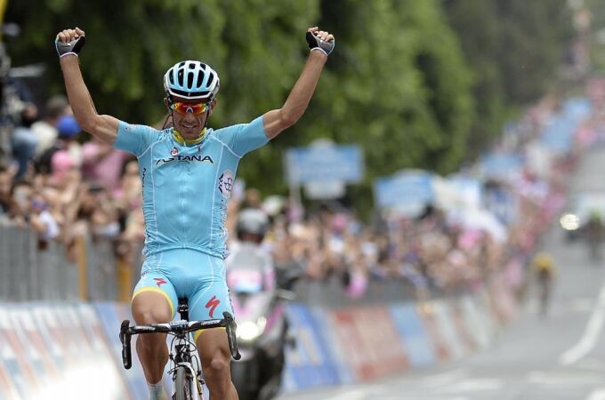 Alberto Contador retiene la maglia rosa una jornada más.