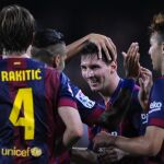 Lionel Messi, felicitado por sus compañeros