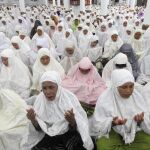 Cientos de personas asisten a una misa celebrada en Banda Aceh, Indonesia