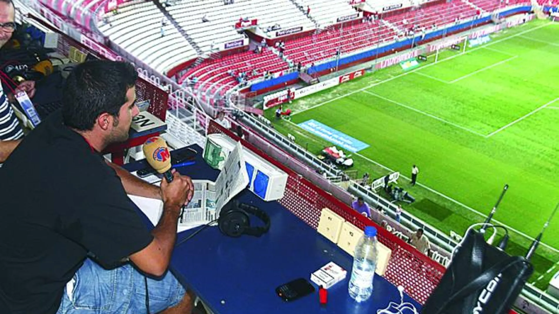 Un periodista deportivo comenta los prolegómenos de un encuentro de fútbol