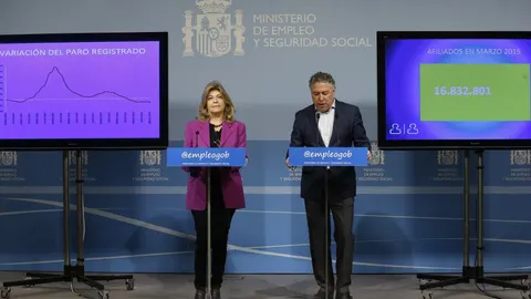 La secretaria de Estado de Empleo, Engracia Hidalgo y el secretario de Estado para la Seguridad Social, Tomás Burgos, durante la rueda de prensa en la que anunciaron que los datos de paro