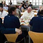 El Papa almuerza con los trabajadores del Vaticano.