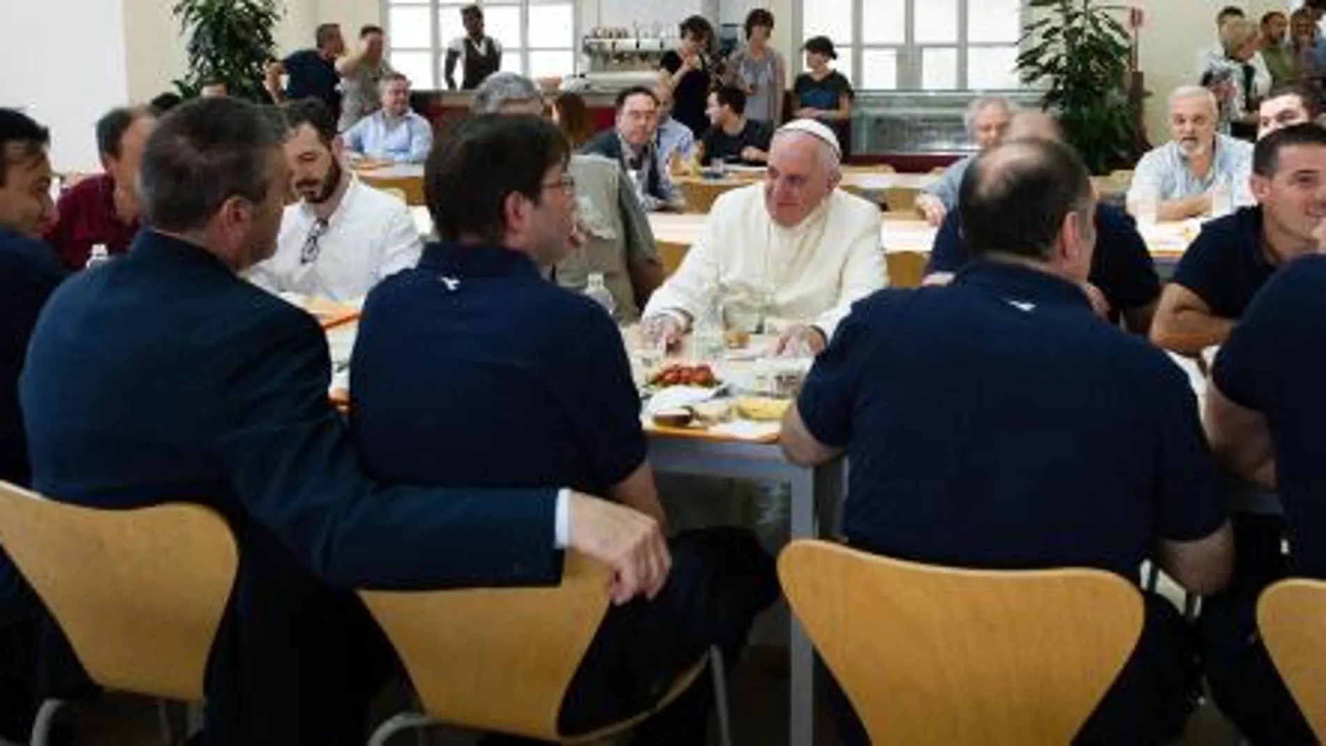 El Papa almuerza con los trabajadores del Vaticano.
