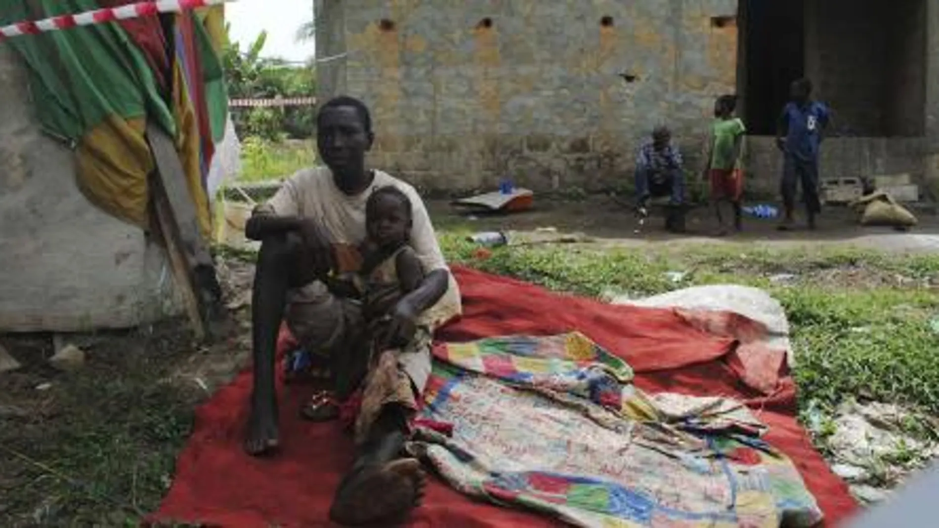 Un posible enfermo de James Flomo, aislado con sus hijos después de que su mujer Lorpu Flomo muriera tres días antes en Monrovia