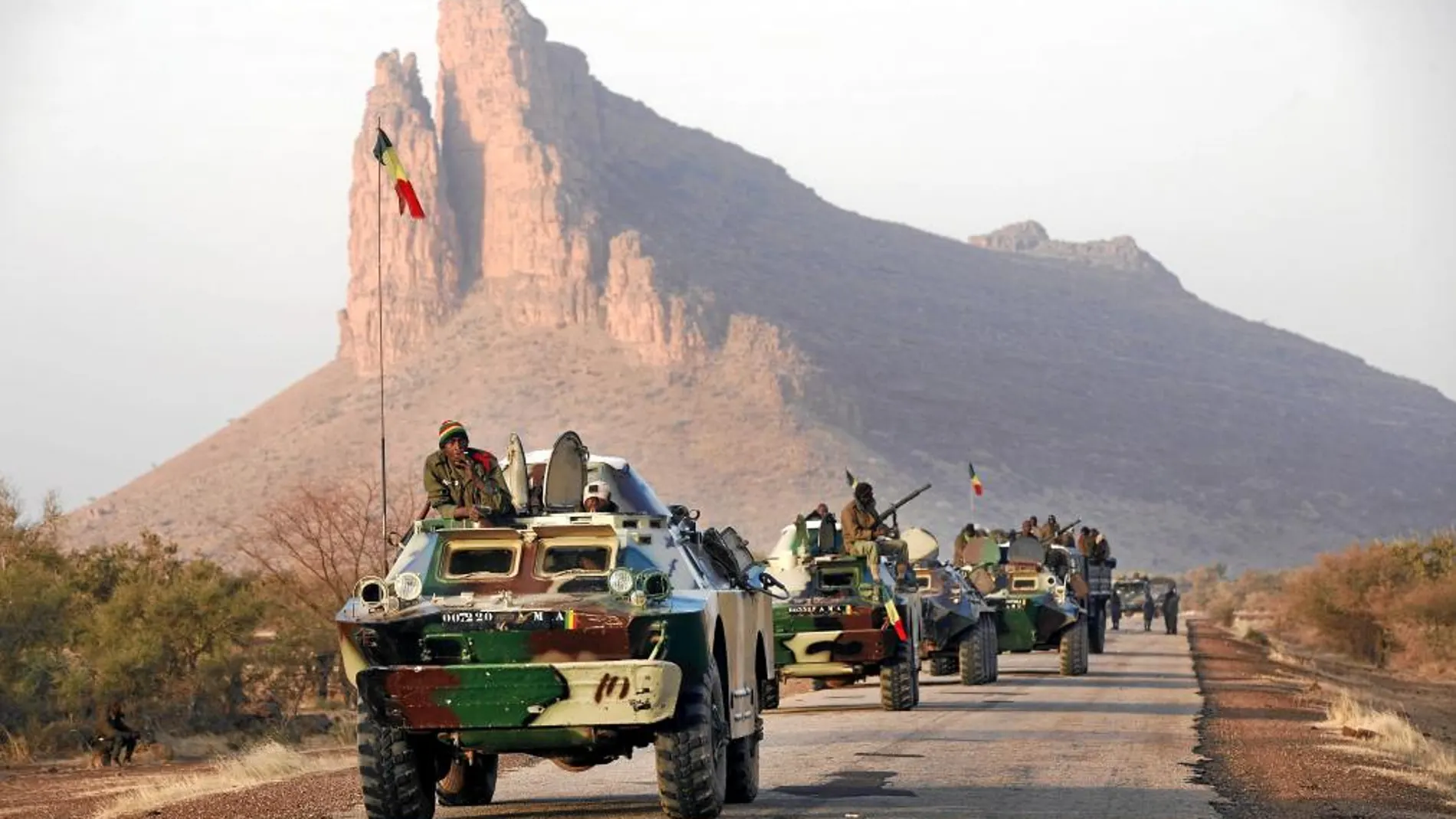 Un convoy de tropas malienses hace una parada para probar algunas de sus armas cerca de Hambori, en el norte de Mali, de camino hacia Gao.