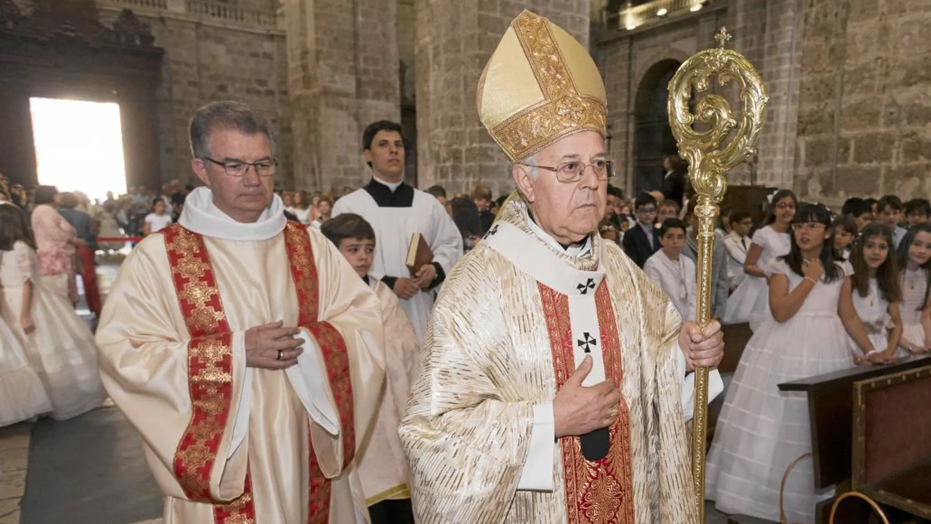 El cardenal arzobispo de Valladolid, Ricardo Blázquez, preside la misa en el día de la Solemnidad del Corpus Christi en la Catedral de la ciudad