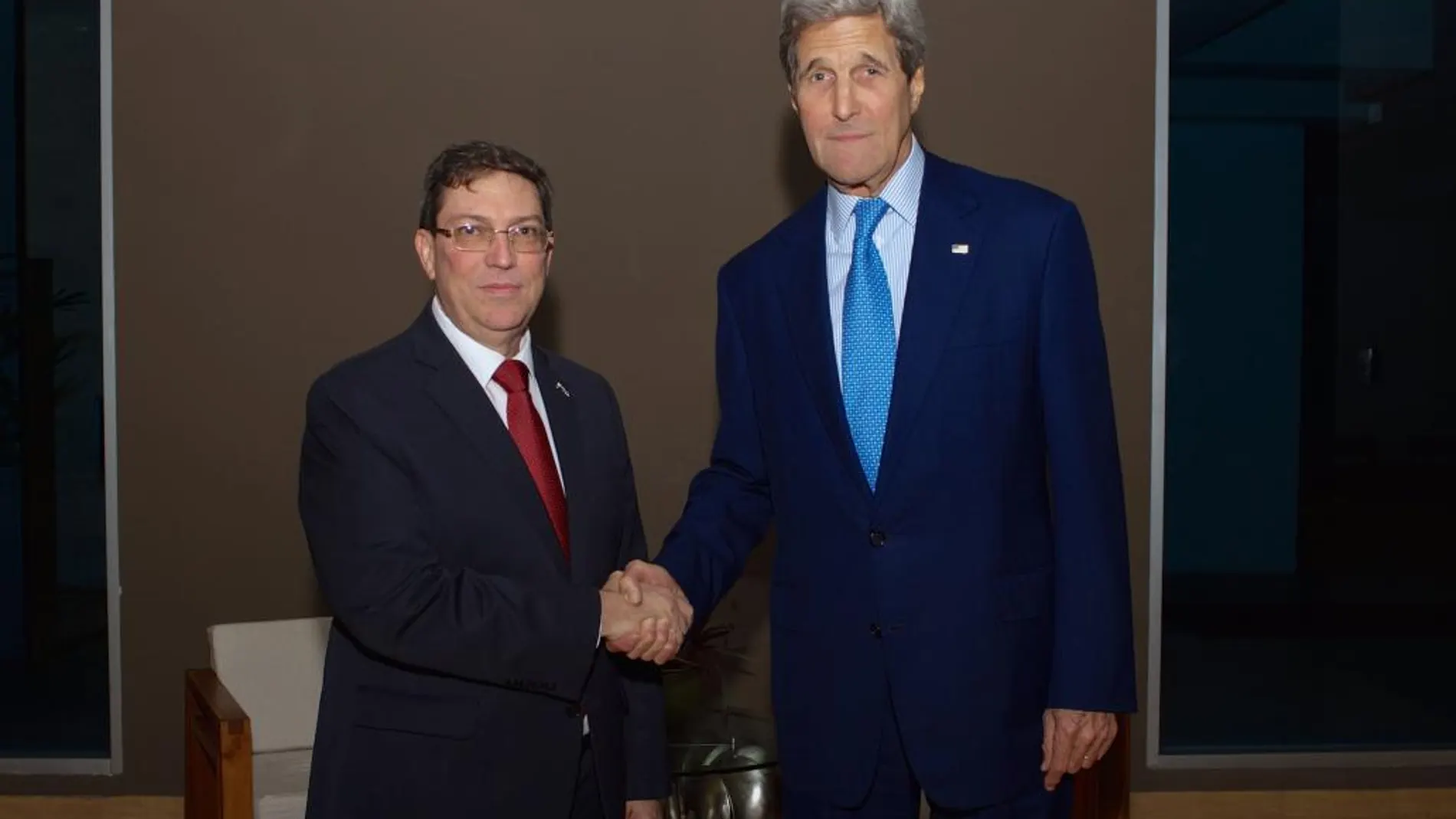 John Kerry, junto al canciller cubano, Bruno Rodríguez.