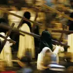 Penitentes de hermandad de la Macarena a la salida de la basílica durante la Madrugada