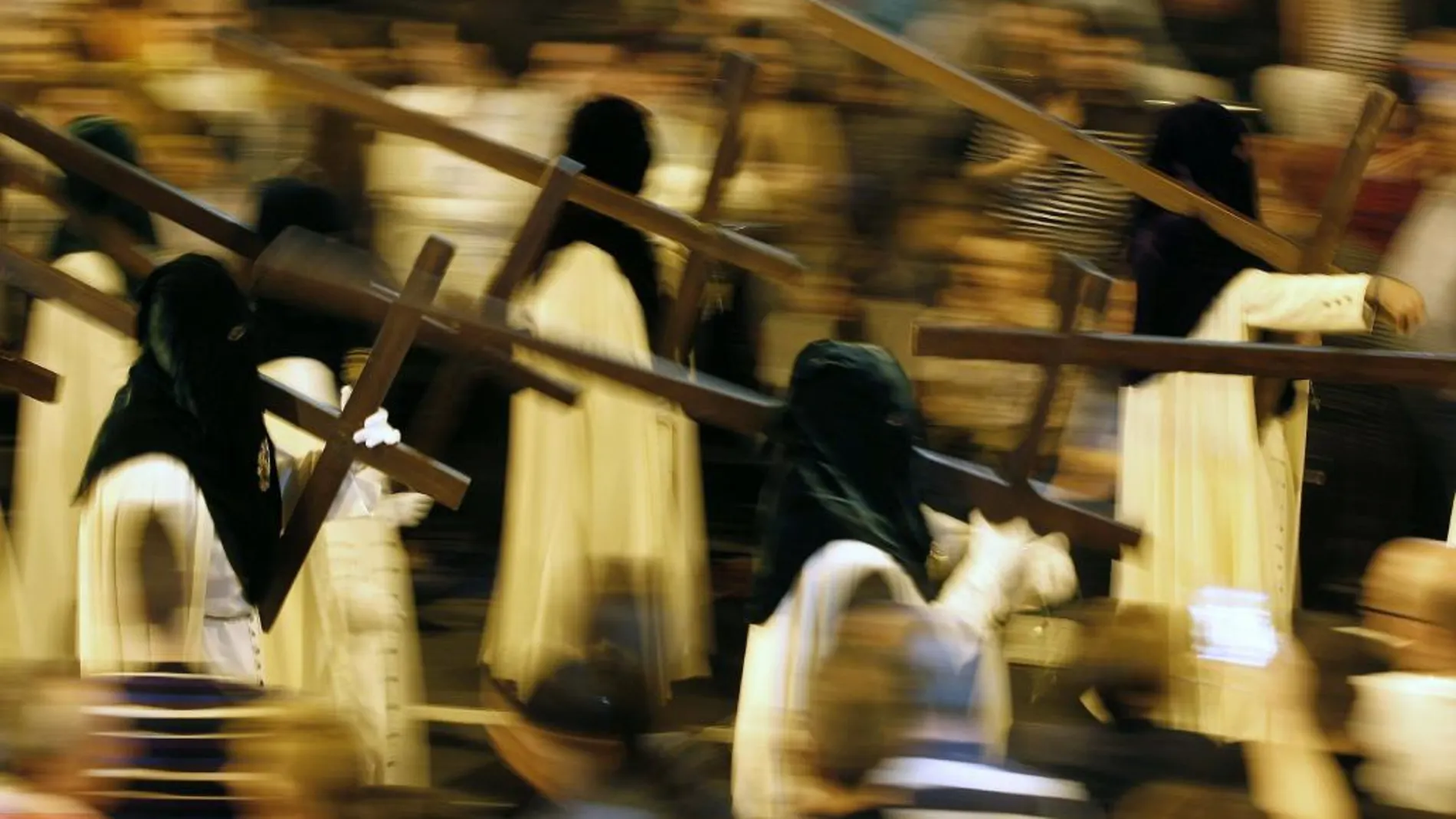 Penitentes de hermandad de la Macarena a la salida de la basílica durante la Madrugada