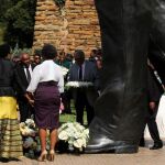 La viuda de Mandela, Graca Machel, realizó una ofrenda floral a los pies de la estatua dedicada al expresidente