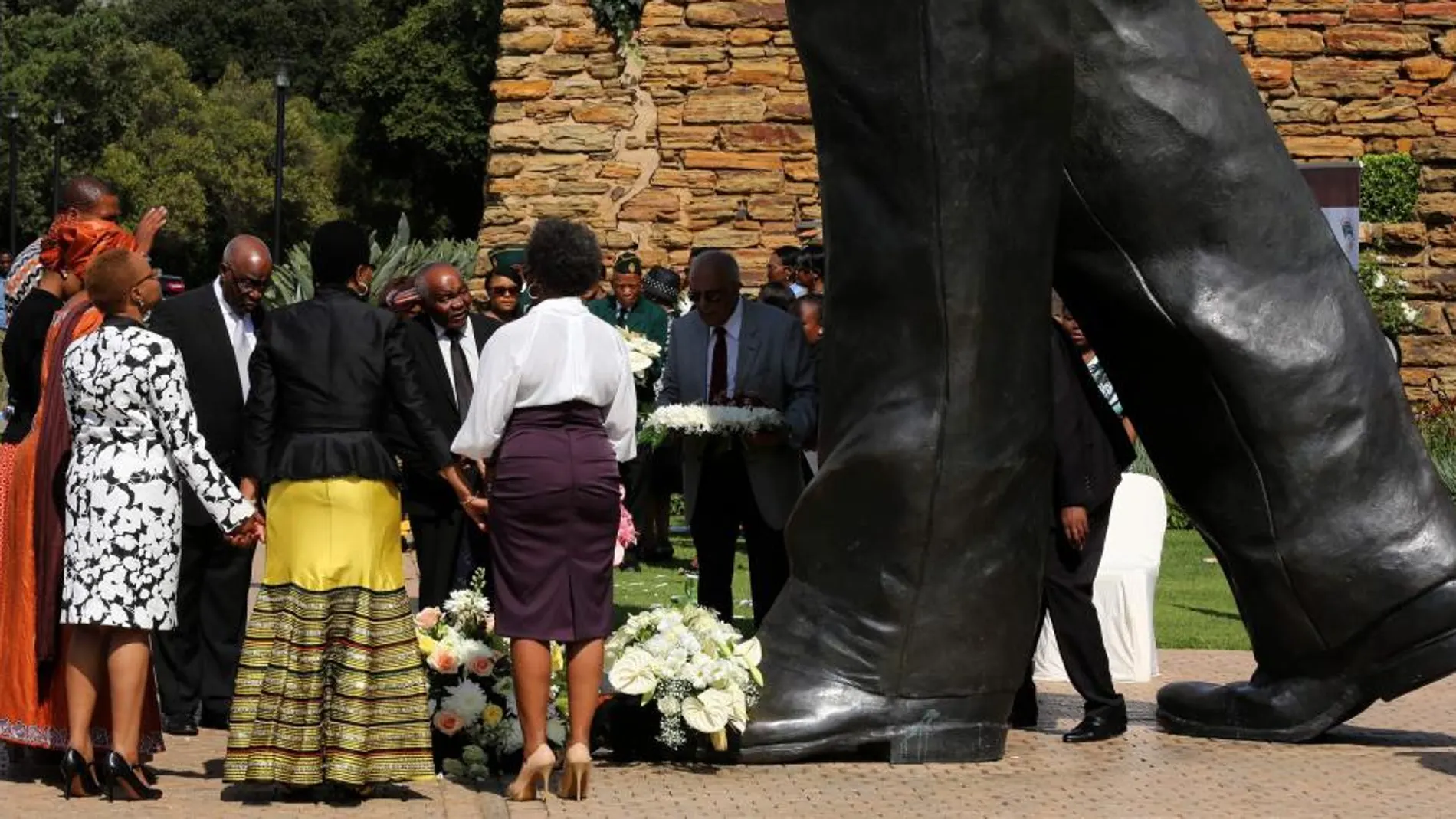 La viuda de Mandela, Graca Machel, realizó una ofrenda floral a los pies de la estatua dedicada al expresidente