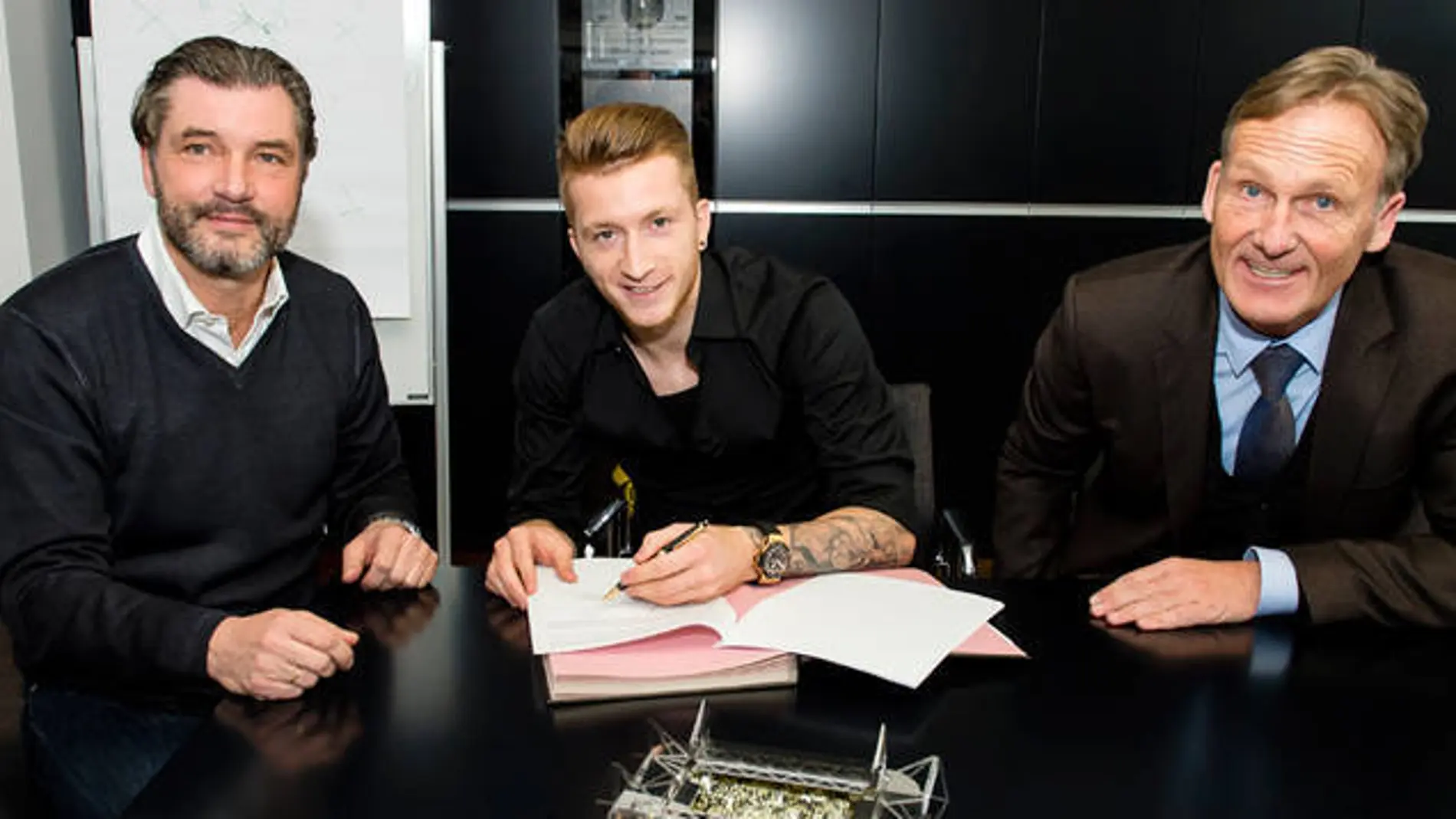 Marco Reus, en el acto de la firma de su nuevo contrato