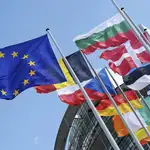 Banderas ondean en el exterior de la sede del Parlamento Europeo (PE) en Estrasburgo