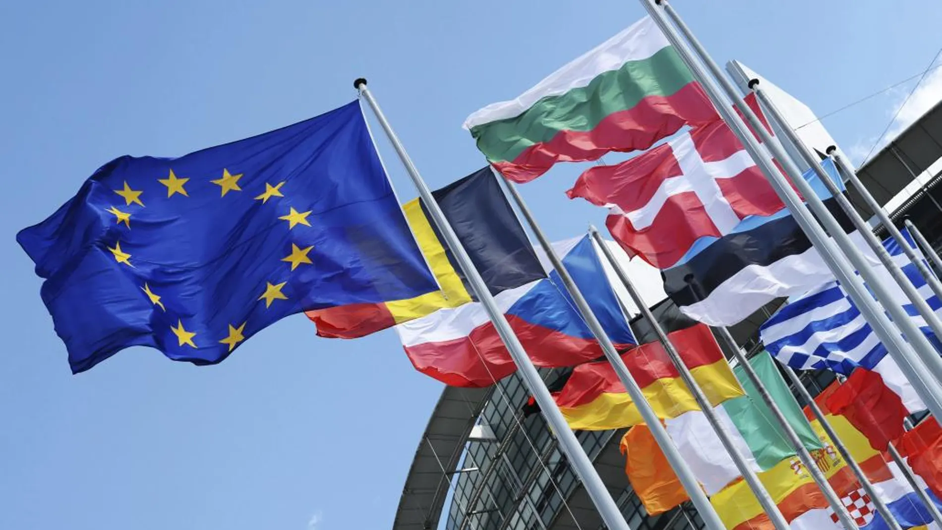 Banderas ondean en el exterior de la sede del Parlamento Europeo (PE) en Estrasburgo