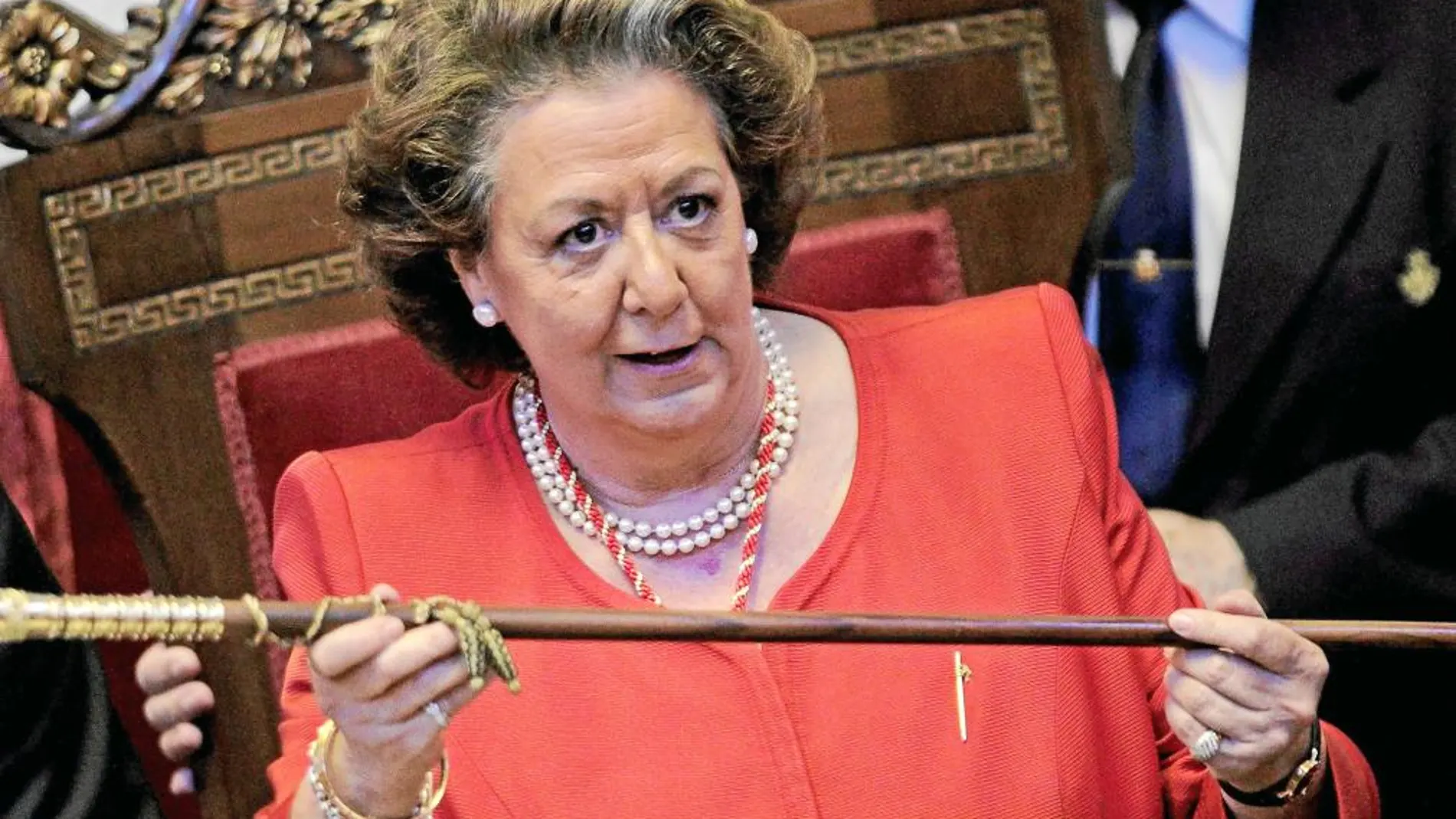 La alcaldesa de Valencia, en junio de 2011, con el bastón de mando tras ser elegida en el pleno de constitución del Ayuntamiento