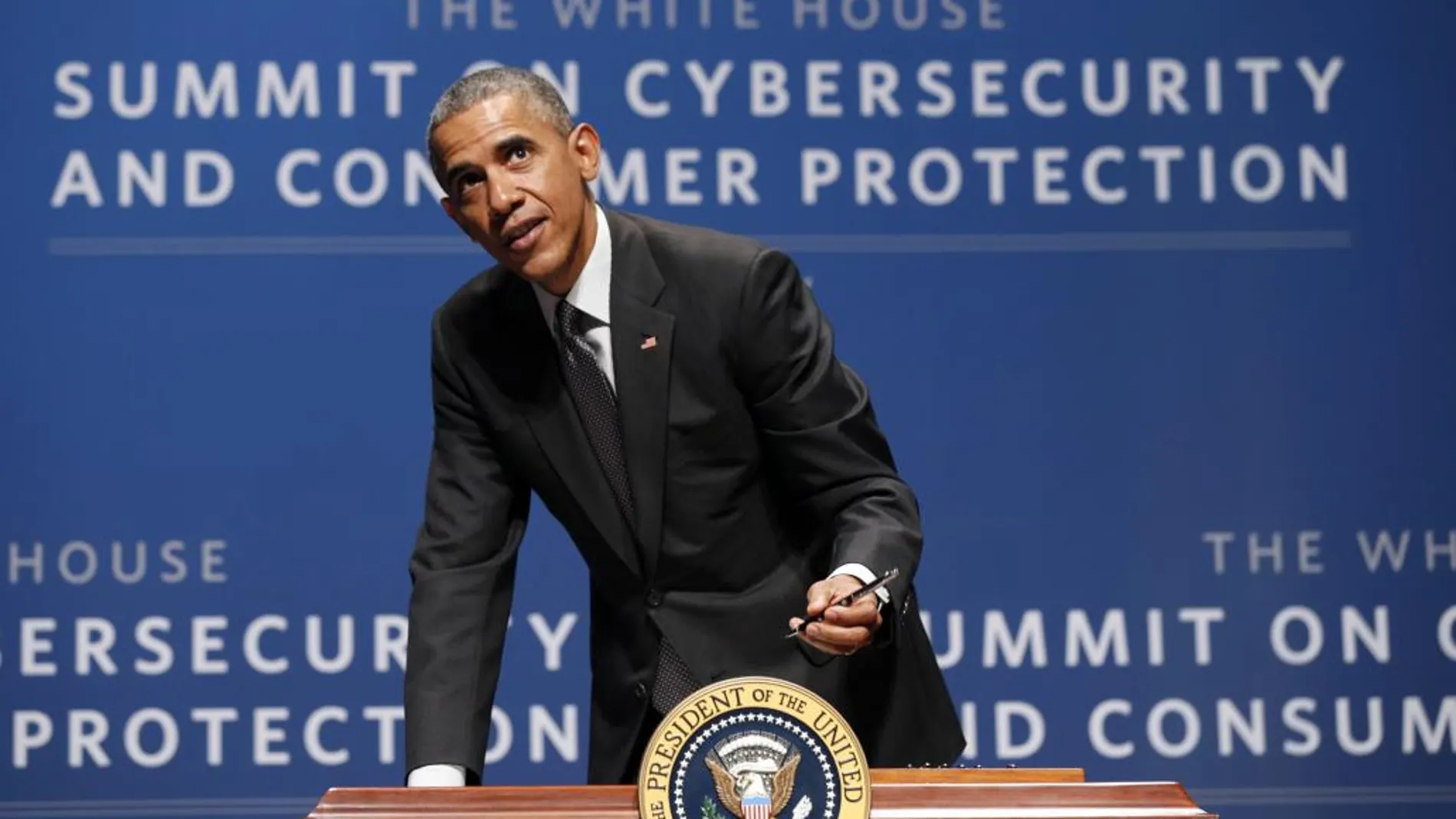 Obama firma la orden ejecutiva para impulsar a las empresas a compartir más información entre sí sobre amenazas cibernéticas.