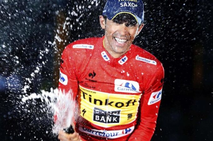 Alberto Contador celebrando su victoria en la vuelta.