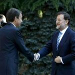 Zapatero y Rajoy se saludan amistosamente antes de su reunión en La Moncloa