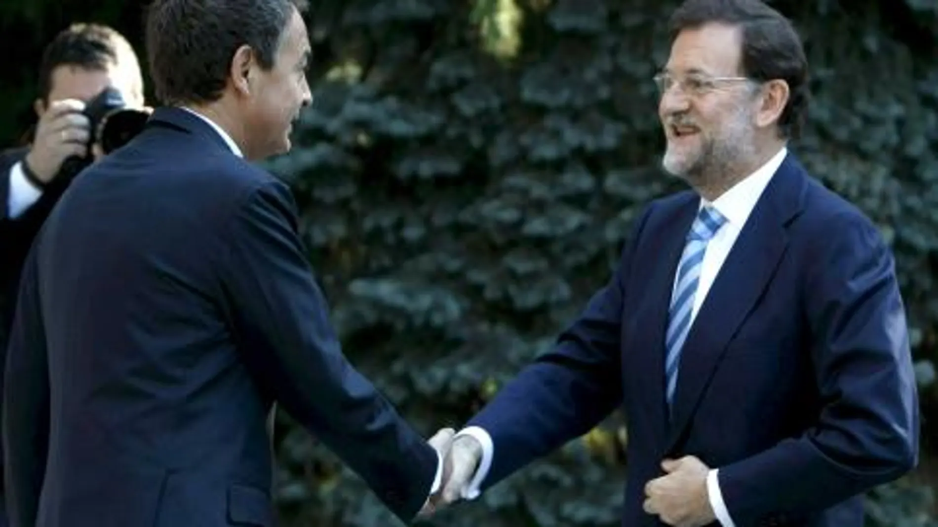 Zapatero y Rajoy se saludan amistosamente antes de su reunión en La Moncloa
