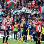 El defensa del Athletic de Bilbao Andoni Iraola cambia por su compañero, Mikel Rico