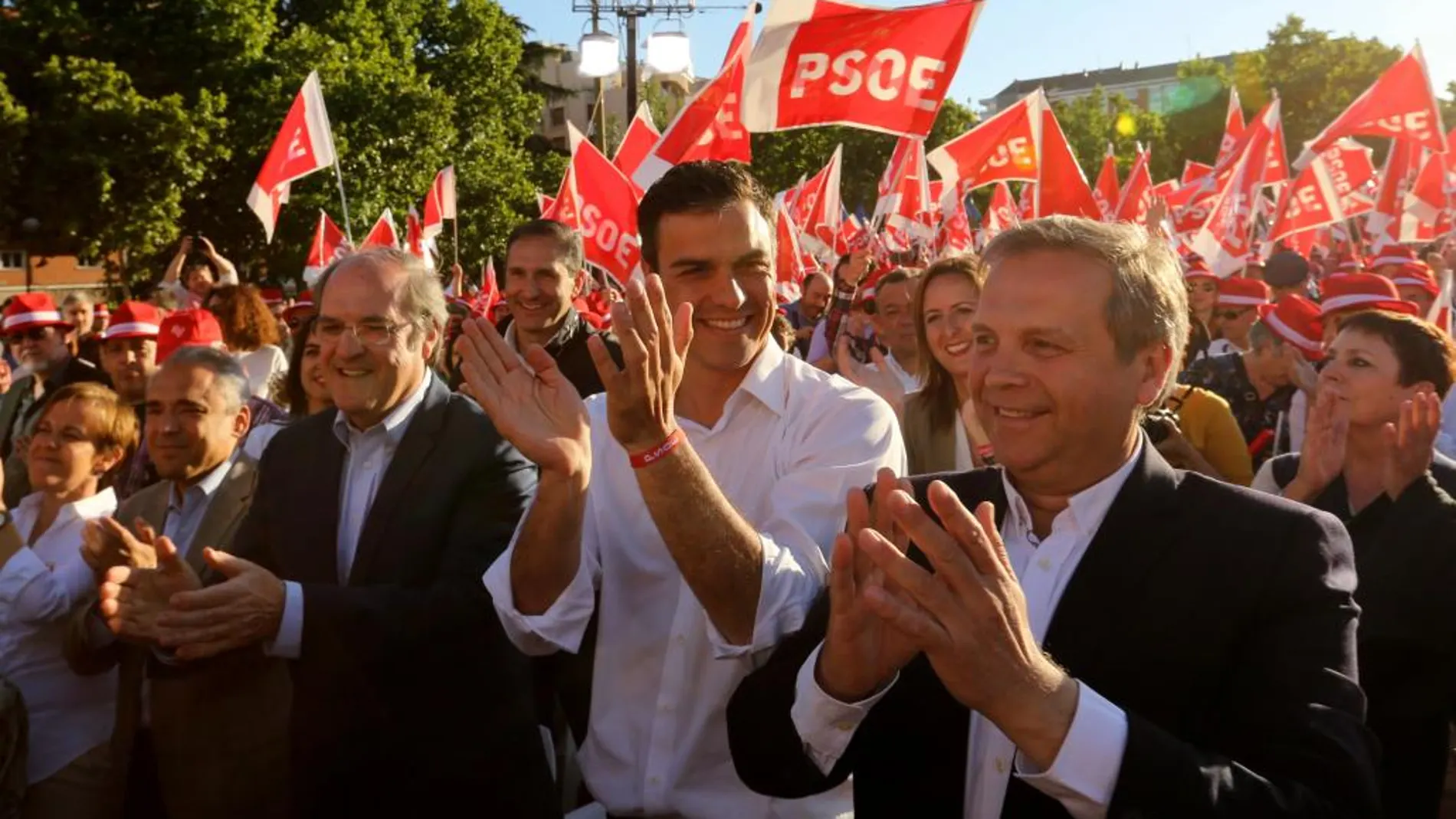 El líder del PSOE, Pedro Sánchez, el candidato del PSOE a la presidencia de la Comunidad de Madrid, Ángel Gabilondo, y el candidato a la alcaldía de la capital, Antonio Miguel Carmona