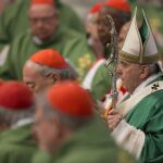 El Papa Francisco junto a los nuevs cardenales, en la basílica de San Pedro del Vaticano
