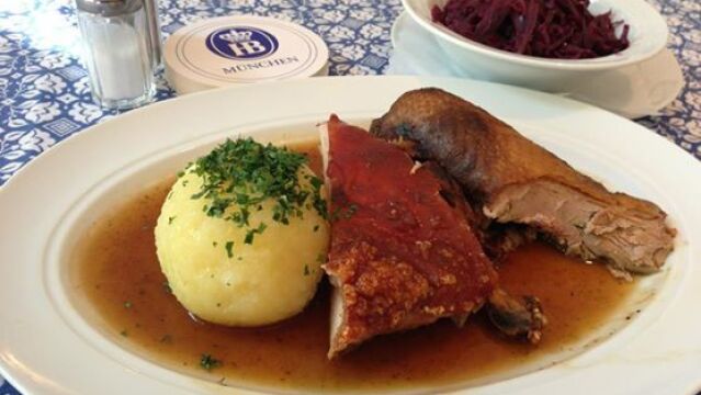 Gastronomía típica en la cervecería Hofbräuhaus